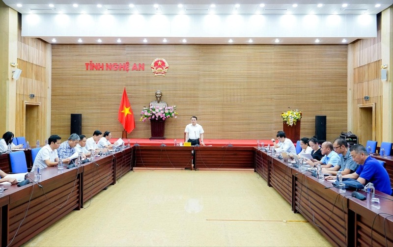 Lãnh đạo các sở, ngành, địa phương, chủ đầu tư tham gia cuộc họp. Ảnh: Phạm Bằng