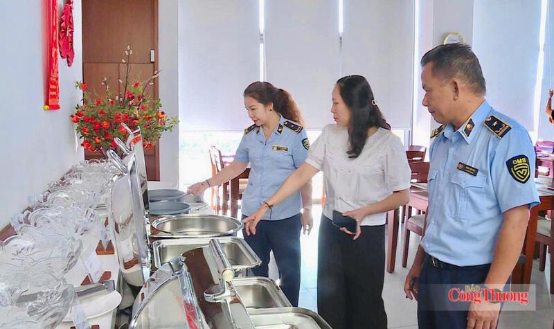 Lực lượng quản lý thị trường kiểm tra cơ sở kinh doanh trong các dịp cao điểm Năm Du lịch quốc gia - Gia Lai 2026. Ảnh: QLTT