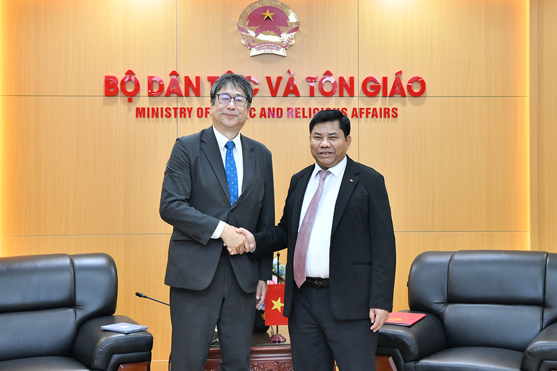 Thứ trưởng Bộ Dân tộc và Tôn giáo Y Thông tiếp Đoàn Hiệp hội Giao lưu Hữu nghị Miyazaki - Việt Nam. Ảnh: Xuân Thường
