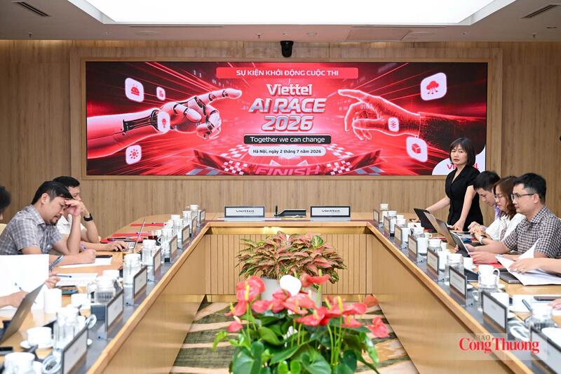 Bà Vũ Thị Mai, Trưởng ban Tổ chức nhân lực Tập đoàn Viettel chia sẻ thông tin về cuộc thi