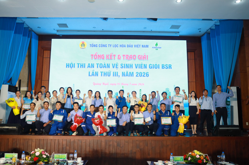 10 đội thi và Ban tổ chức chụp ảnh lưu niệm sau Hội thi. Ảnh: BSR