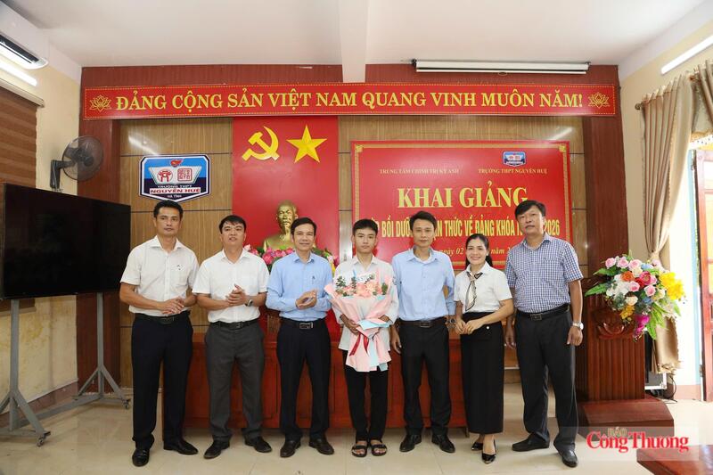 Nam sinh nhận được nhiều lời chúc từ thầy cô sau khi có kết quả thi. Ảnh: Cẩm Thịnh