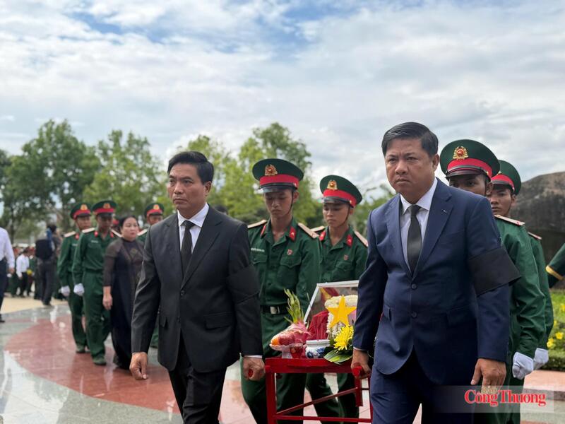 Phó Chủ tịch Quốc hội, Thượng tướng Nguyễn Doãn Anh (bên trái) và ông Lương Nguyễn Minh Triết, Bí thư Tỉnh uỷ Đắk Lắk tiễn đưa liệt sĩ về nơi an nghỉ tại Nghĩa trang Liệt sĩ tỉnh Đắk Lắk. Ảnh: Lê Sơn