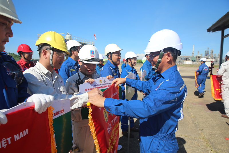 Ban tổ chức Hội thi trao Cờ lưu niệm cho 10 đội tham gia hội thi phần thi PCCC sáng 1/7/2026. Ảnh: BSR