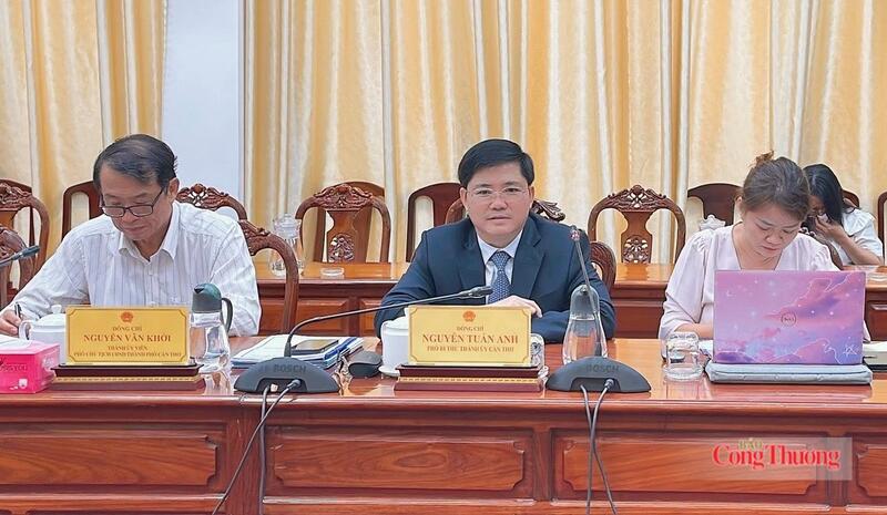 Ông Nguyễn Tuấn Anh - Phó Bí thư Thành ủy Cần Thơ (ngồi giữa) phát biểu kết luận tại buổi làm việc.
