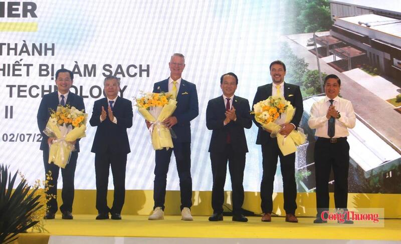 Lãnh đạo TP. Đà Nẵng tặng hoa chúc mừng Nhà máy Karcher Việt Nam Technology chính thức hoàn thành cả 2 giai đoạn. Ảnh: Nguyễn Dương