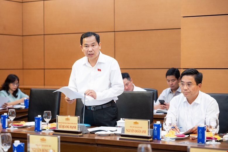 Tổng Thư ký Quốc hội, Chủ nhiệm Văn phòng Quốc hội Lê Quang Mạnh báo cáo tại cuộc họp.