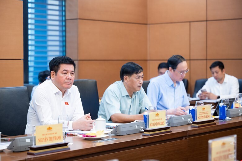 Các đại biểu tham dự cuộc họp.