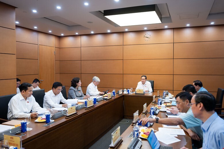 Quang cảnh cuộc họp.