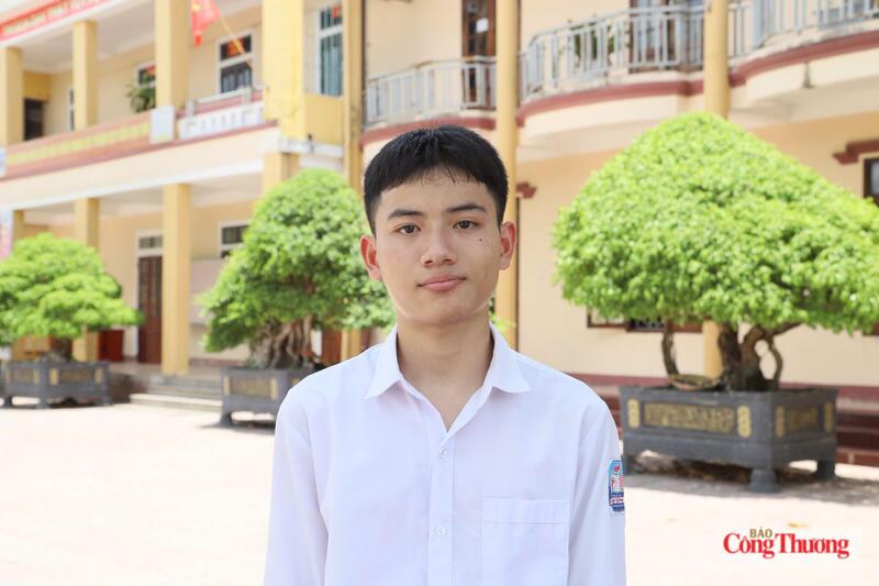 Nam sinh Nguyễn Tiến Đạt ghi danh vào tốp 20 thí sinh sở hữu tổng điểm các môn cao nhất toàn quốc và là thủ khoa khối A00 của tỉnh Hà Tĩnh. Ảnh: Cẩm Thịnh