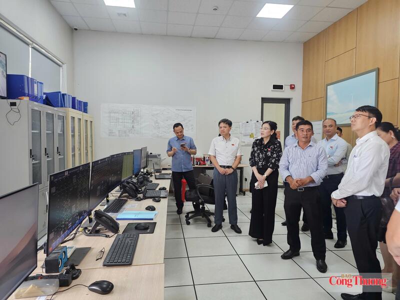 Đoàn công tác của Ủy ban Khoa học, Công nghệ và Môi trường của Quốc hội do Chủ nhiệm Ủy ban Nguyễn Thanh Hải làm Trưởng đoàn đã khảo sát thực tế tại dự án Nhà máy điện mặt trời Thuận Nam kết hợp Trạm biến áp 500kV trên địa bàn tỉnh Khánh Hòa. Ảnh: Lê Sơn