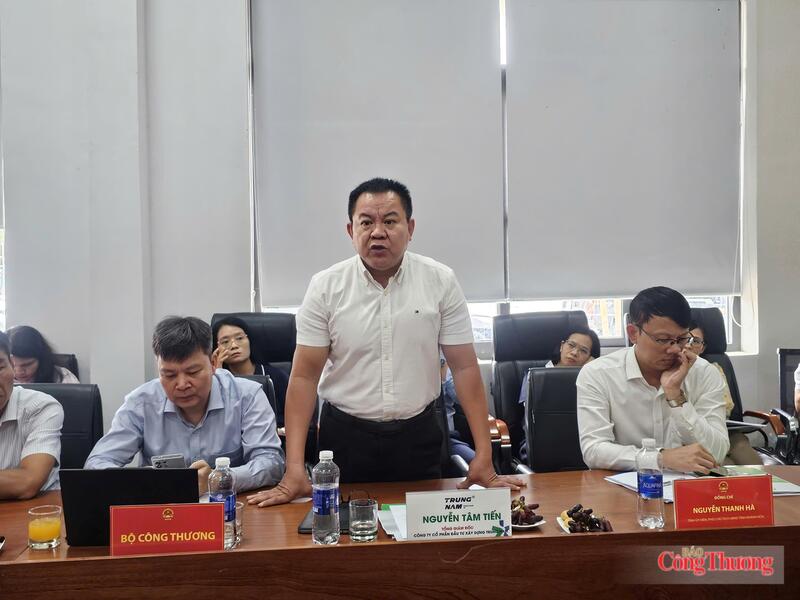 Ông Nguyễn Tâm Tiến, Tổng Giám đốc Công ty Cổ phần Đầu tư Xây dựng Trung Nam báo cáo với đoàn khảo sát về dự án Nhà máy điện mặt trời Thuận Nam. Ảnh: Lê Sơn