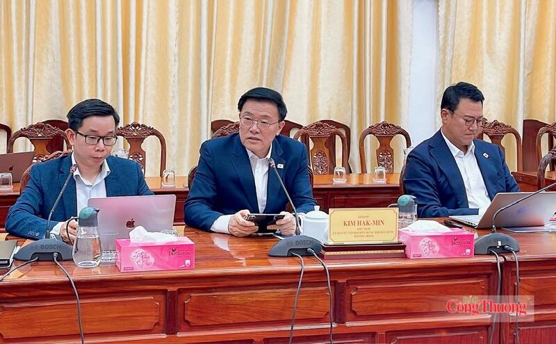Giáo sư Kim Hak-Min - Chủ tịch Ủy ban Tư vấn Đạo đức Quốc hội Hàn Quốc (ngồi giữa) phát biểu tại buổi làm việc.