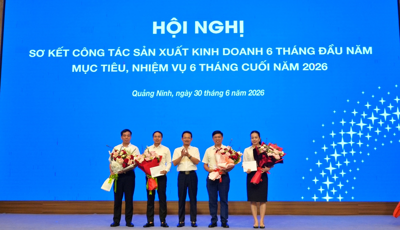 Lãnh đạo EVNNPC trao khen thưởng cho các tập thể Ban chuyên môn có thành tích xuất sắc trong thực hiện các chỉ tiêu kế hoạch quý II/2026, ghi nhận những nỗ lực, tinh thần trách nhiệm và đóng góp tích cực vào kết quả chung của Tổng công ty.