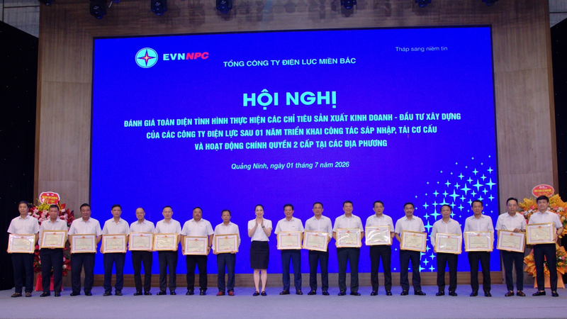 Lãnh đạo EVNNPC trao Bằng khen cho các tập thể có thành tích xuất sắc tại Hội nghị đánh giá toàn diện sau 01 năm triển khai công tác sáp nhập, tái cơ cấu và hoạt động chính quyền 2 cấp tại các địa phương.