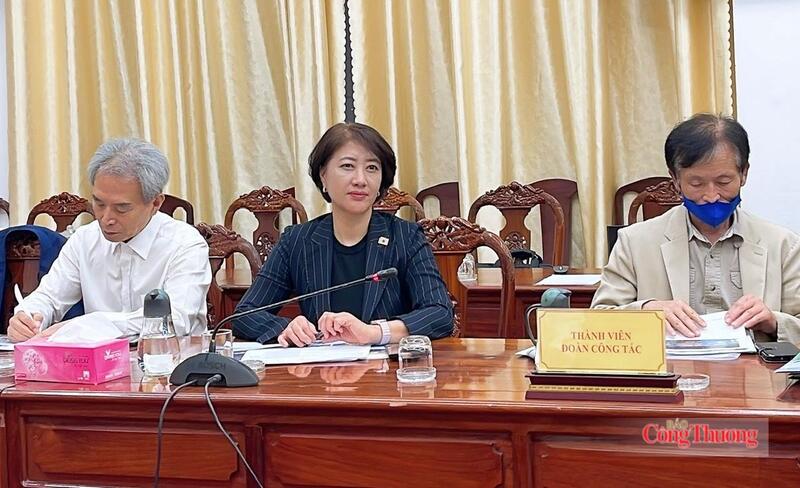 Bà Kim Jume, Giám đốc điều hành EX GLOBAL, giới thiệu một số công nghệ tại buổi làm việc.
