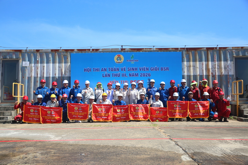 Phần thi PCCC tại Trung tâm Huấn luyện PCCC NMLD Dung Quất. Ảnh: BSR