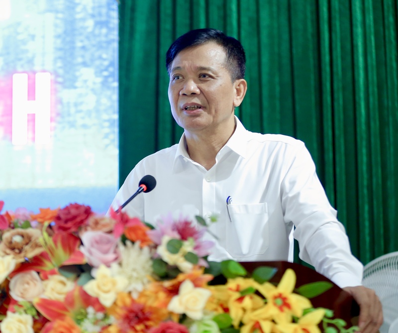Ông Đỗ Hữu Quyết, Bí thư Đảng ủy xã Đồng Tiến phát biểu tại Lễ ra mắt hệ thống Kiosk AI toàn trình. Ảnh: Ngô Nhung