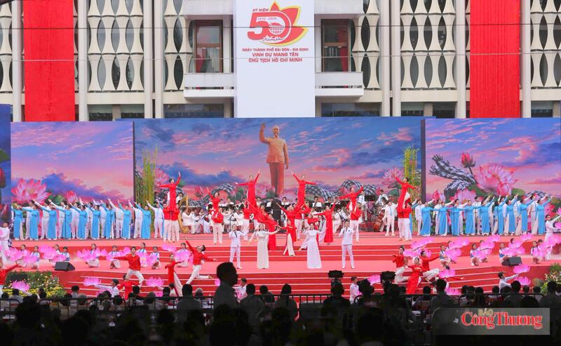 Chương trình nghệ thuật trong Lễ kỷ niệm 50 năm Ngày Thành phố Sài Gòn - Gia Định vinh dự mang tên Chủ tịch Hồ Chí Minh. Ảnh: Thanh Minh.