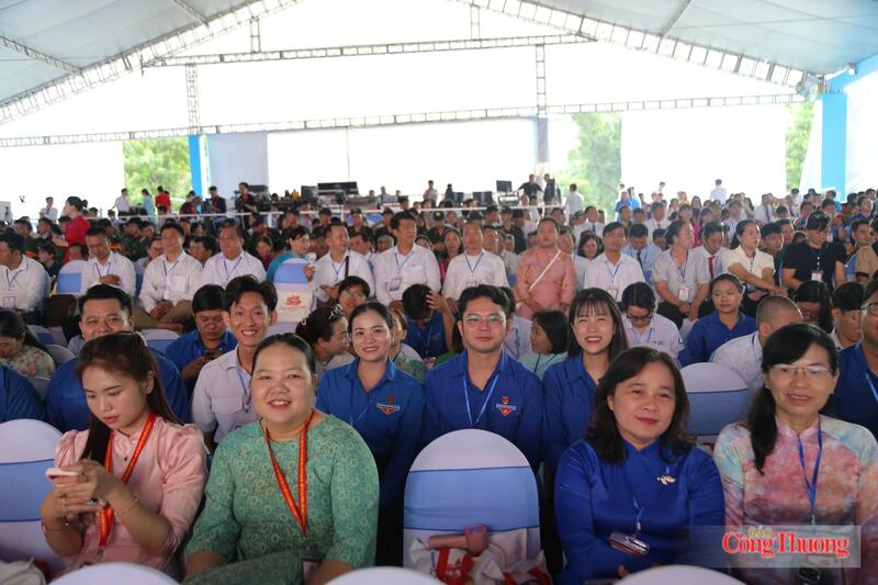 Đại biểu dự Lễ kỷ niệm 50 năm Ngày Thành phố Sài Gòn - Gia Định vinh dự mang tên Chủ tịch Hồ Chí Minh. Ảnh: Thanh Minh.