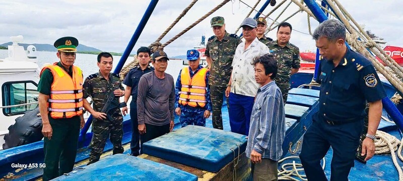 Các lực lượng chức năng phát hiện, bắt giữ tàu cá chở 30.000 lít dầu DO không rõ nguồn gốc trên vùng biển TP. Hồ Chí Minh. Ảnh: Cục Hải quan