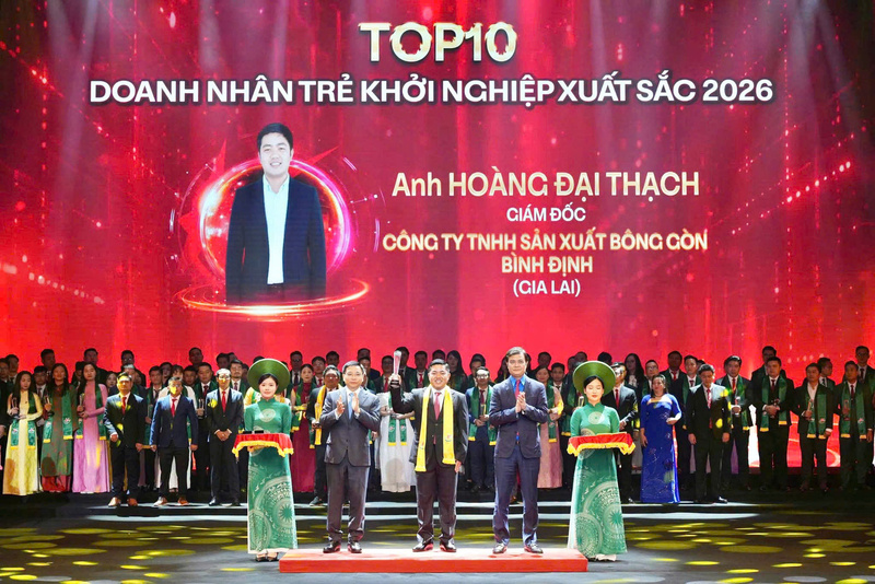 Anh Hoàng Đại Thạch, Giám đốc Công ty TNHH Sản xuất Bông gòn Bình Định được vinh danh trong Top 10 Doanh nhân trẻ khởi nghiệp xuất sắc. Ảnh: NVCC