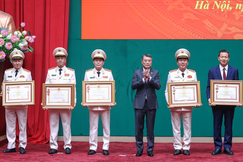 Thủ tướng Lê Minh Hưng trao Huân chương Quân công hạng Nhất và Huân chương Lao động hạng Ba cho các cá nhân có thành tích xuất sắc. Ảnh: VGP/Nhật Bắc