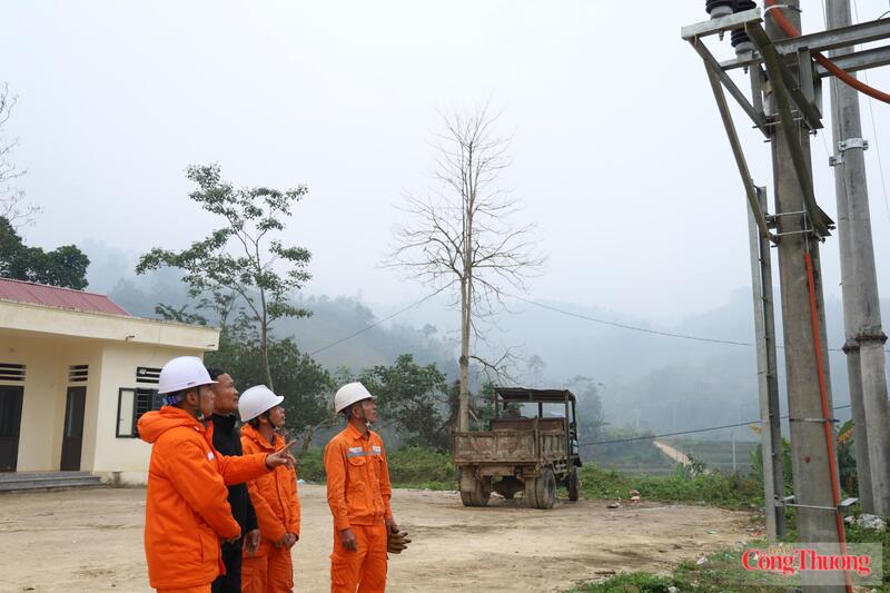 Bộ Công Thương yêu cầu các đơn vị điện lực triển khai đồng bộ các biện pháp bảo đảm vận hành an toàn hệ thống điện, chủ động ứng phó với áp thấp nhiệt đới và mưa bão. Ảnh minh hoạ.