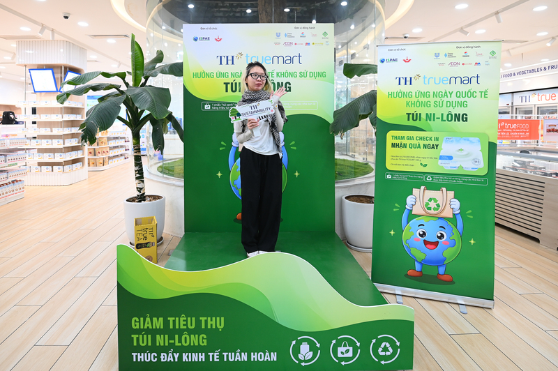 Một bạn trẻ check-in xanh tại TH true mart 34 Hoàng Quốc Việt, chiều 1/7/2026