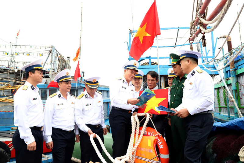 Chuẩn Đô đốc Nguyễn Đăng Tiến cùng đoàn công tác tuyên truyền chống khai thác IUU cho ngư dân. Ảnh: Ngọc Vĩnh