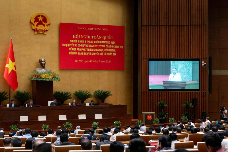 Phó Bí thư Thành ủy Hà Nội Nguyễn Văn Phong phát biểu tại Hội nghị sơ kết 1 năm 6 tháng thực hiện Nghị quyết số 57-NQ/TW. (Ảnh: VPQH)