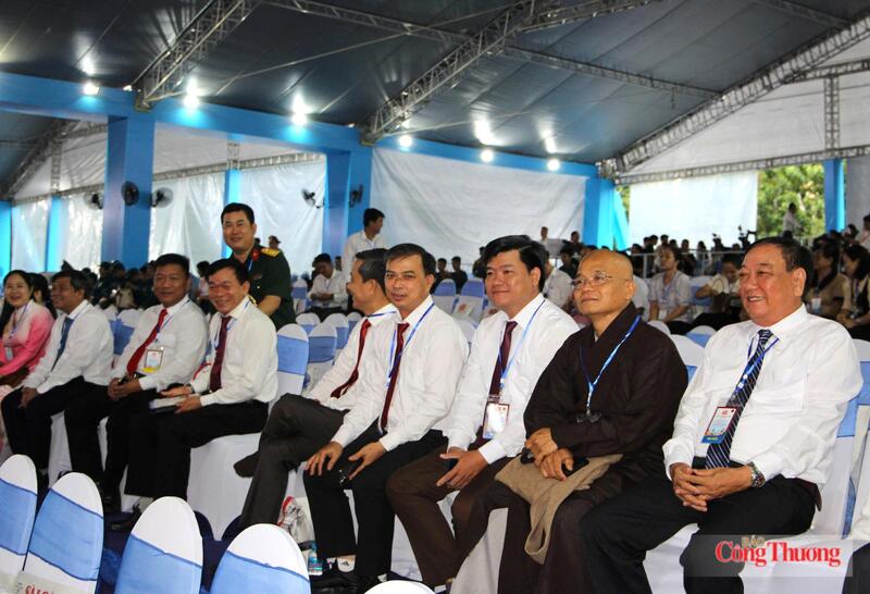 Đại biểu đến từ các tầng lớp nhân dân, tôn giáo có mặt từ rất sớm. Ảnh: Quốc Định