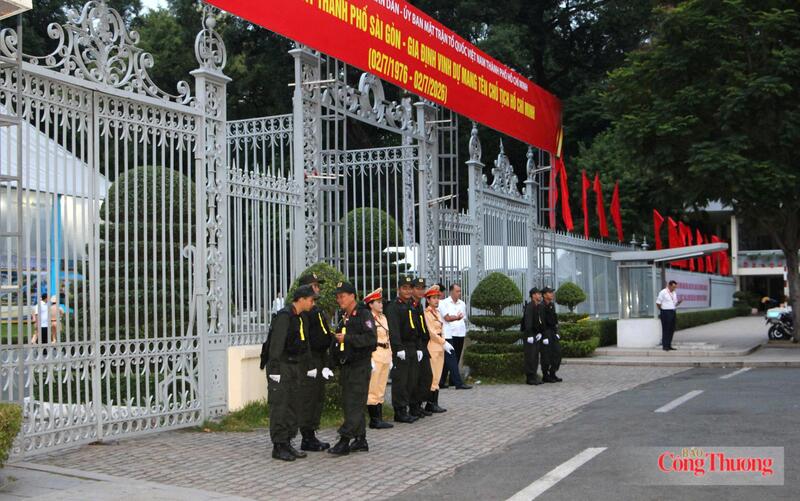 Lực lượng Cảnh sát giao thông và Cảnh sát trật tự được bố trí ở các chốt giao thông quan trọng ngay từ rạng sáng nhằm đảm bảo an ninh cho buổi lễ. Ảnh: Quốc Định
