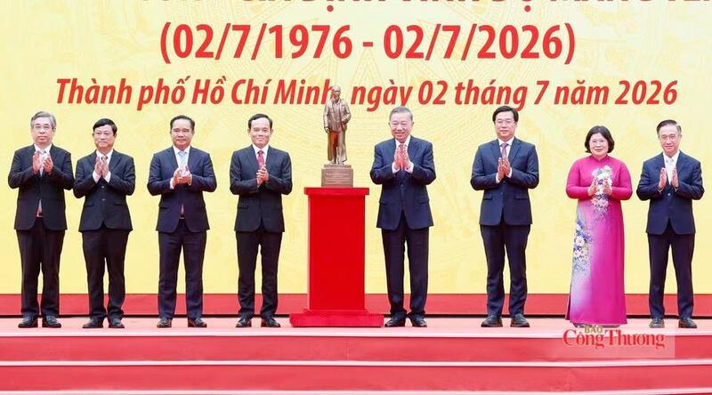 Tổng Bí thư, Chủ tịch nước Tô Lâm trao bức tượng Chủ tịch Hồ Chí Minh tặng Đảng bộ, chính quyền và nhân dân Thành phố Hồ Chí Minh.