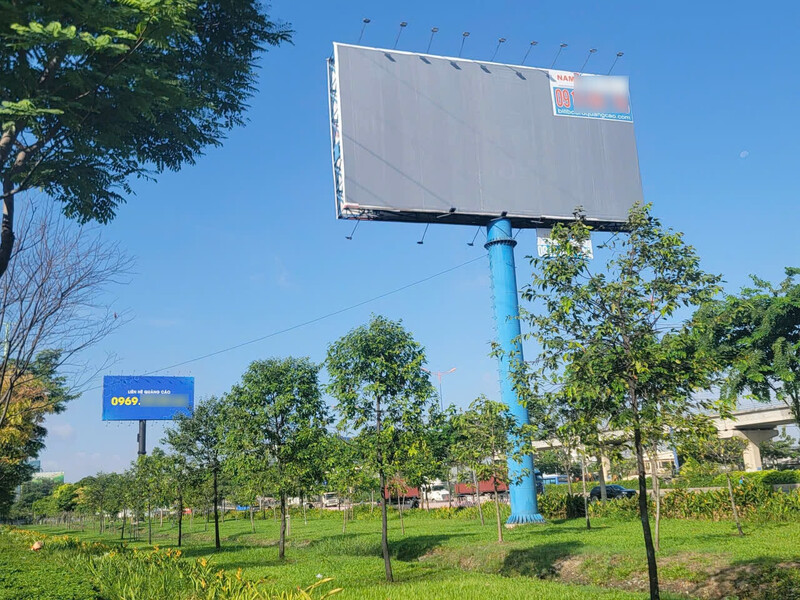 Cấp phép biển quảng cáo trong hành lang an toàn đường bộ là một trong những thủ tục hành chính vừa được sửa đổi, bổ sung. Ảnh minh họa