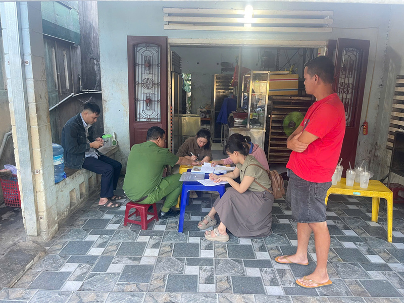 Lực lượng chức năng làm việc, kiểm tra 2 cơ sở vi phạm và tiến hành xử phạt hơn 50 triệu đồng. Ảnh: UBND phường Điện Bàn