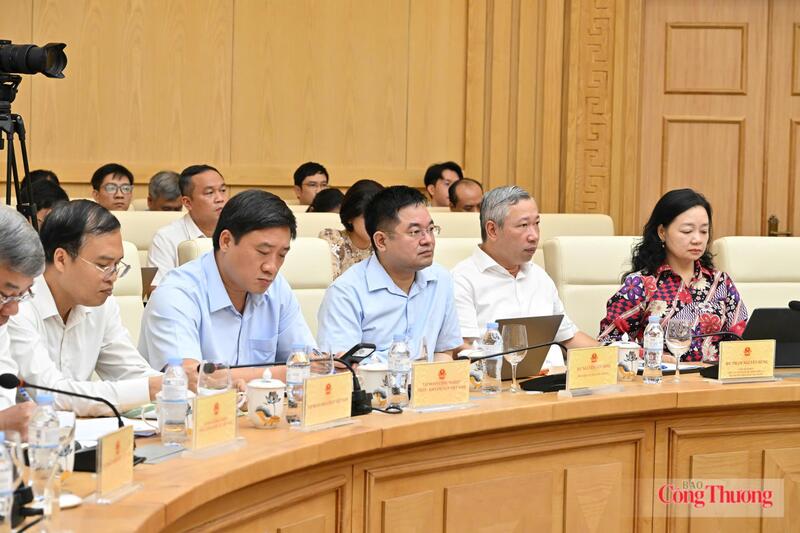 Đại diện các đơn vị lắng nghe báo cáo kết quả thực hiện nhiệm vụ và phương hướng công tác những tháng cuối năm tại hội nghị. Ảnh: Cấn Dũng