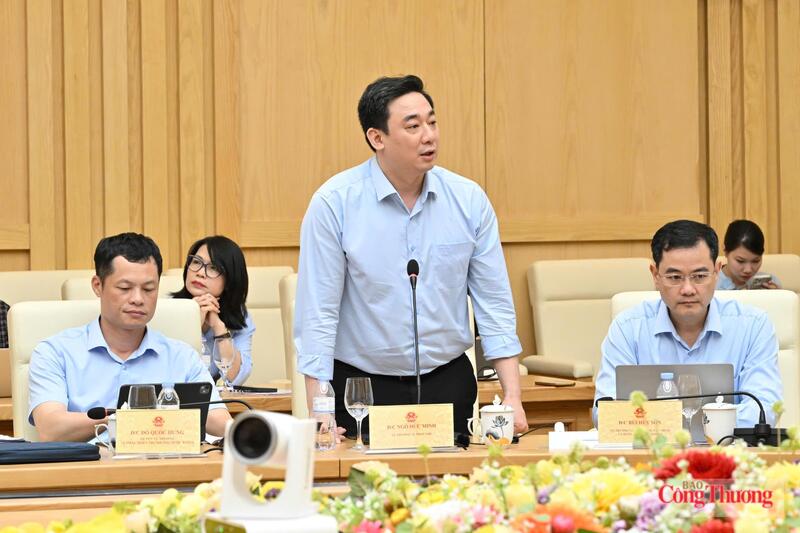 Vụ trưởng Vụ Pháp chế Ngô Đức Minh báo cáo tại hội nghị. Ảnh: Cấn Dũng