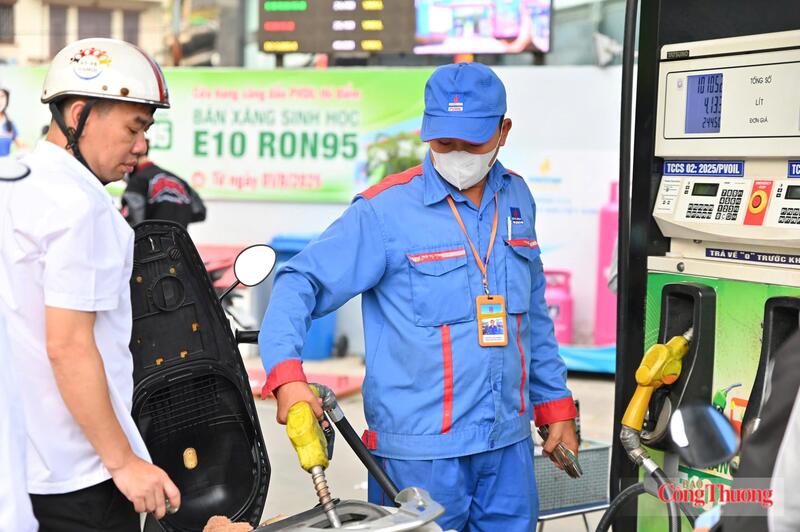 Giá xăng E5RON92 giảm 1.055 đồng/lít từ 16 giờ ngày 2/7. Ảnh: Nam Nguyễn