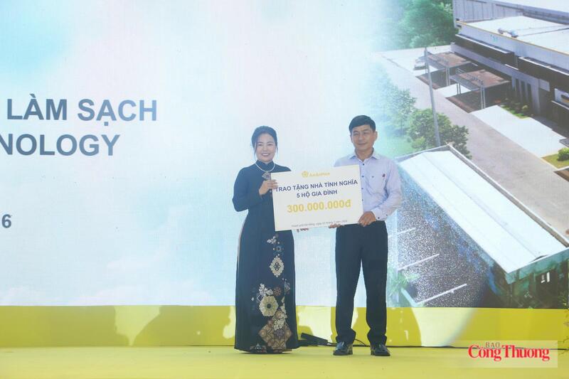 Dịp này, đại diện lãnh đạo của An An Hòa Group (chủ đầu tư dự án) cũng đã trao 300 Ủy ban MTTQ Việt Nam xã Núi Thành để xây dựng 5 nhà đại đoàn kết. Ảnh: Nguyễn Dương