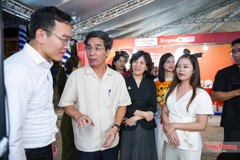 Các đại biểu tham quan các gian hàng thương mại điện tử tại phiên chợ