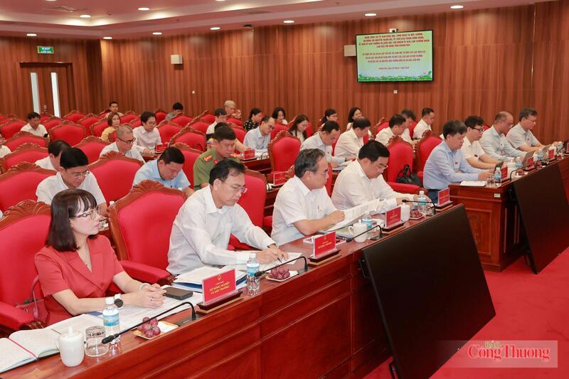 Các đại biểu tham dự buổi làm việc. Ảnh: Đức Hưng