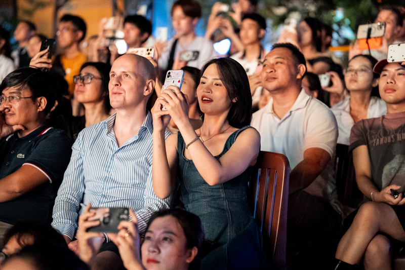 Du khách trong và ngoài nước say mê với những màn pháo hoa rực rỡ bung toả trên bầu trời
