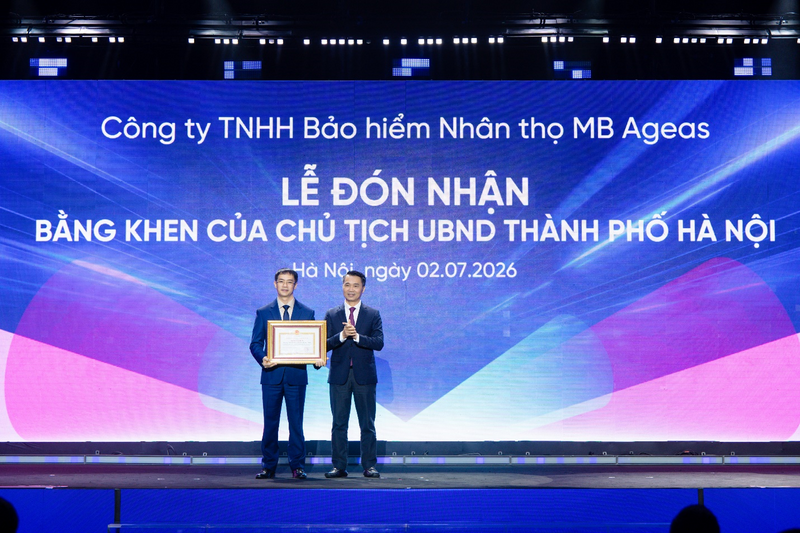 Ủy viên Thường vụ Hội đồng Thi đua khen thưởng Thành phố - Trưởng ban thi đua khen thưởng TP. Hà Nội Nguyễn Công Bằng tặng Bằng khen của Chủ tịch UBND TP. Hà Nội cho Ban lãnh đạo MB Life.