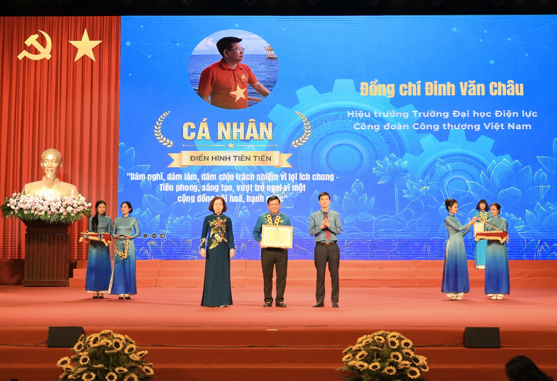 PGS.TS. Đinh Văn Châu - Phó Bí thư Đảng ủy, Hiệu trưởng Trường Đại học Điện lực vinh dự được Tổng Liên đoàn Lao động Việt Nam trao tặng Bằng khen vì có thành tích xuất sắc trong học tập và làm theo tư tưởng, đạo đức, phong cách Hồ Chí Minh giai đoạn 2023-2025. Ảnh: Nhân vật cung cấp