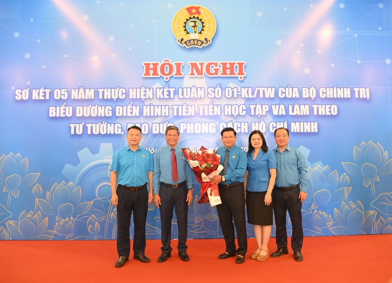 PGS.TS. Đinh Văn Châu - Phó Bí thư Đảng ủy, Hiệu trưởng Trường Đại học Điện lực (đứng giữa). Ảnh: Nhân vật cung cấp