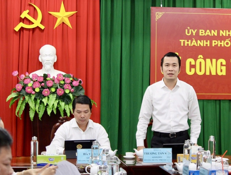 Ông Trương Tấn Sơn - Giám đốc Sở Công Thương tỉnh Tây Ninh, phát biểu tại buổi làm việc. Ảnh: Nam Hương