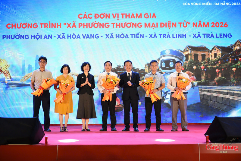 Lãnh đạo Sở Công Thương Đà Nẵng và Cục Thương mại điện tử và Kinh tế số tặng hoa 5 xã, phường tiên phong tham gia chương trình "Xã, phường thương mại điện tử" năm 2026