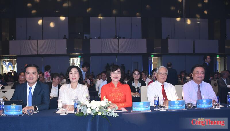 Thứ trưởng Bộ Công Thương Phan Thị Thắng và các đại biểu tham dự sự kiện. Ảnh: Thanh Minh.