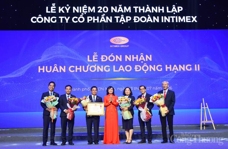Thừa ủy quyền của Chủ tịch nước,Thứ trưởng Bộ Công Thương Phan Thị Thắng trao tặng Huân chương Lao động hạng Nhì cho Công đoàn Intimex tại buổi lễ. Ảnh: Thanh Minh.